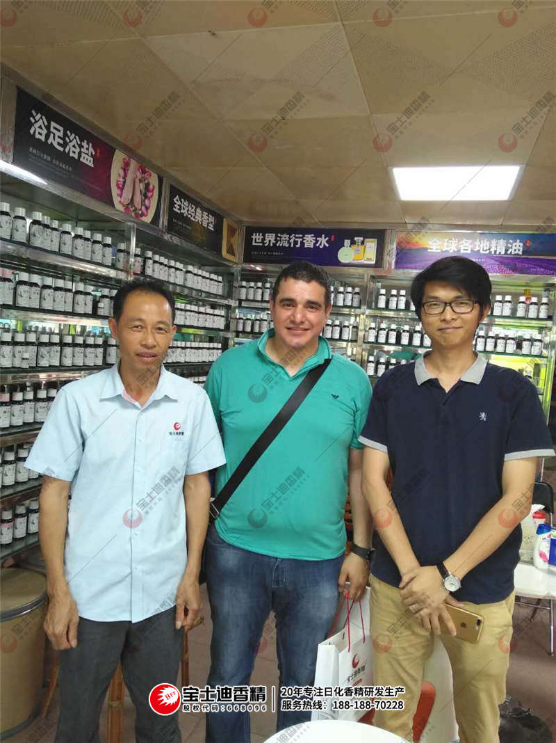 Yamen先生與寶士(shì)迪員工合照 Yamen先生與香蕉电影网員工合照