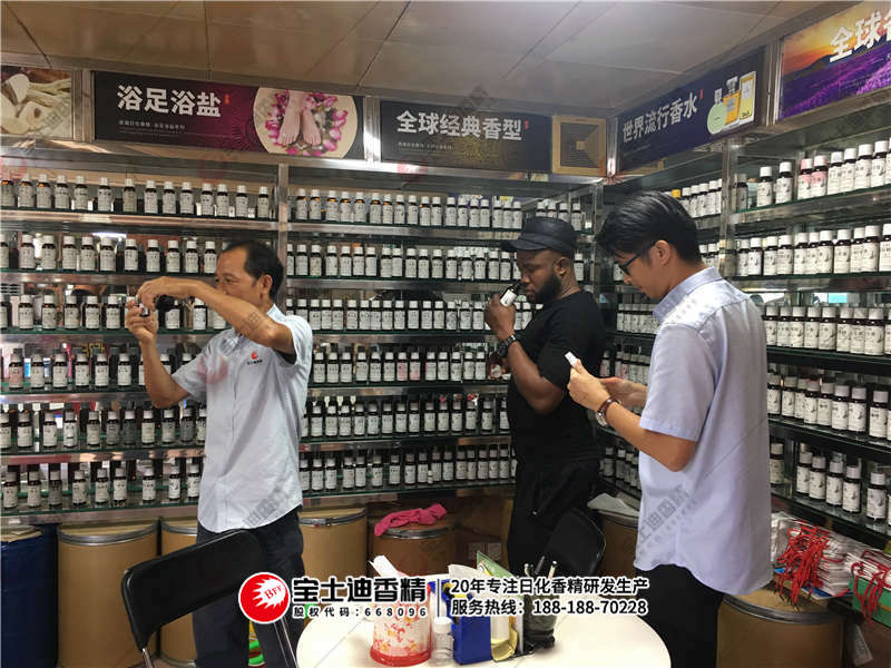 工(gōng)作人員與客戶品鑒香型 工作人員與客戶品鑒(jiàn)香型
