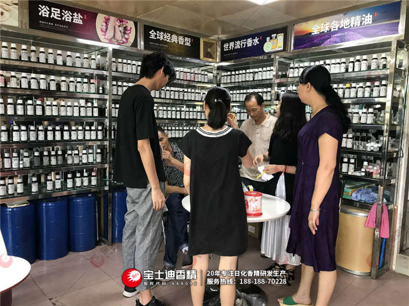 大家一(yī)起過來(lái)聞香 大家一起過來聞香