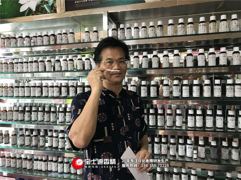 香蕉电影网香精董事(shì)長聞香 香蕉电影网(dí)香精董事長聞香