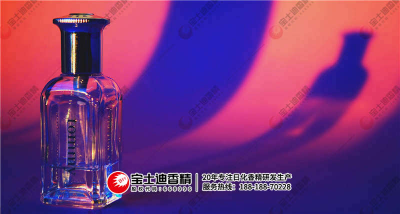 一瓶(píng)香水 一瓶香水