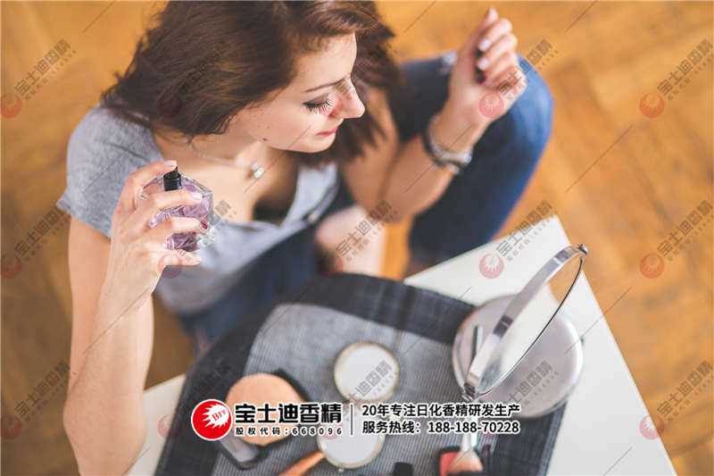 噴香水(shuǐ) 噴香水